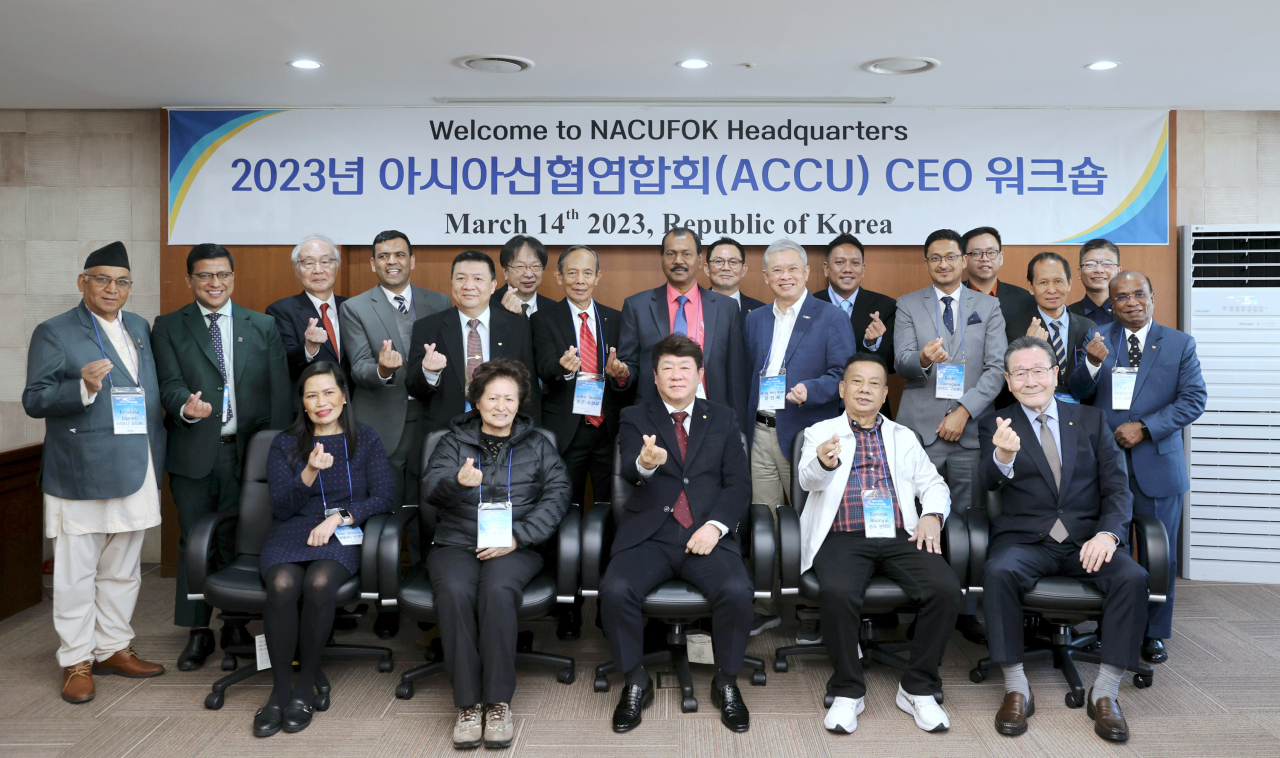 신협이 13일부터 17일까지 개최하는 ‘2023 아시아신협 CEO 워크숍’에서 참석자들이 기념 촬영을 하고 있다. [사진=신협중앙회]