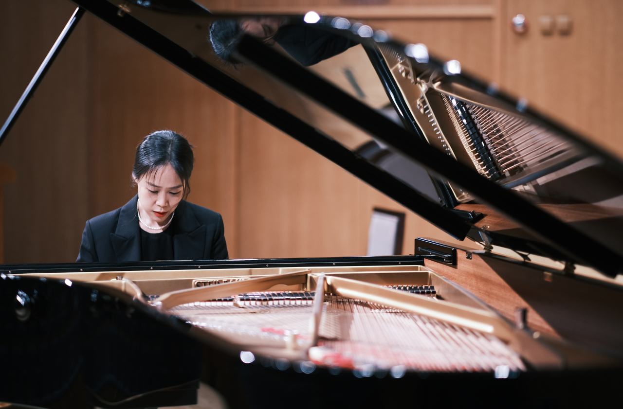 피아니스트 손열음이 모차르트 피아노 소나타 전곡 음반으로 돌아왔다. [연합]