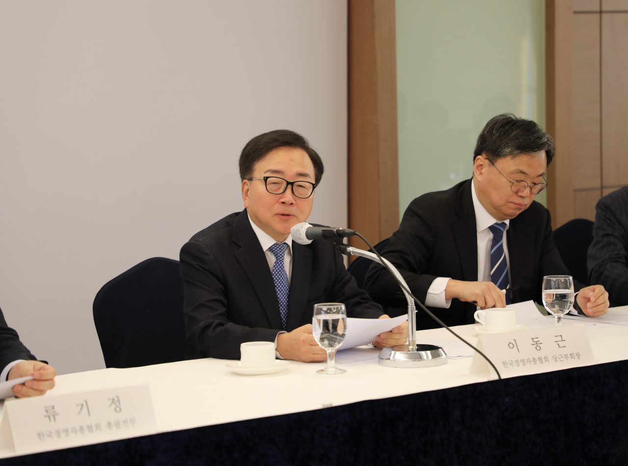 이동근 한국경영자총협회 상근부회장이 15일 서울 소공동 롯데호텔에서 열린 '주요기업 인사노무담당 임원회의'에서 발언하고 있다. 그는 "정부의 근로시간제도 개편안이 기업의 대응력을 높일 것"이라고 말했다. [경총 제공]