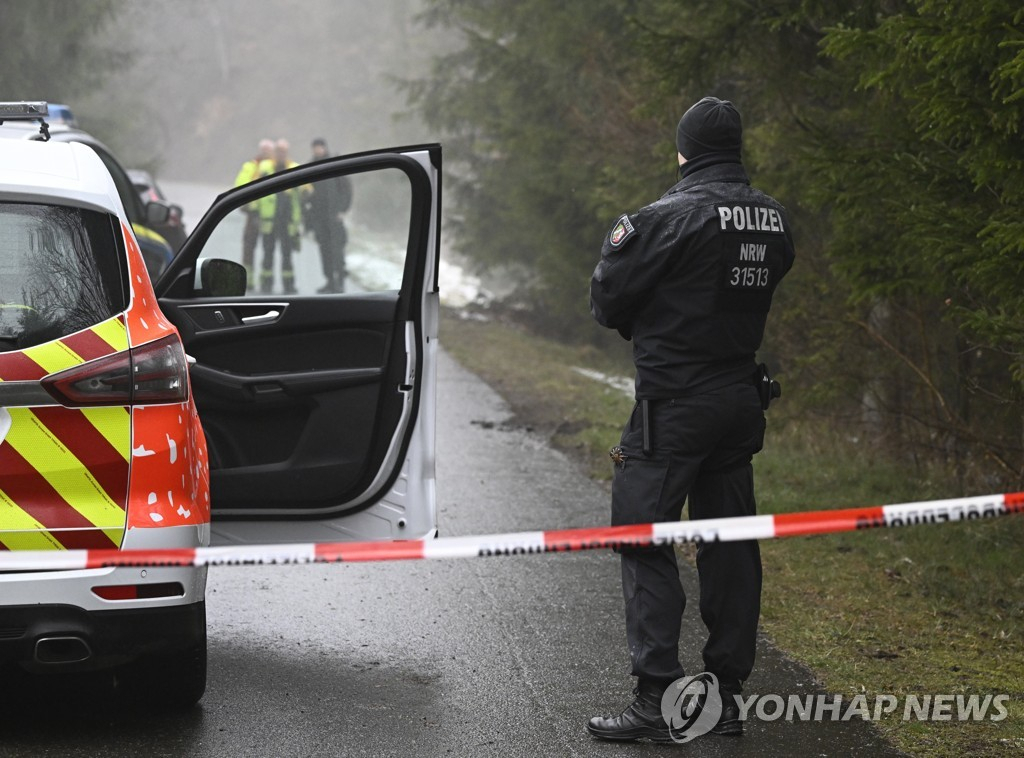 프로이덴베르크 인근 주변 수색하는 경찰. [dpa via AP 연합뉴스 자료사진. 재판매 및 DB 금지]