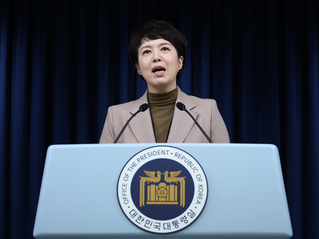 김은혜 대통령실 홍보수석이 15일 서울 용산 대통령실 청사에서 고용노동부가 최근 발표한 근로시간 제도 개편안과 관련한 브리핑을 하고 있다. 이날 브리핑에서 김 수석은 이와 관련해 "주당 최대 근로시간은 노동 약자의 여론을 더 세밀히 청취한 뒤 방향을 잡아야 한다"고 밝혔다. [연합]