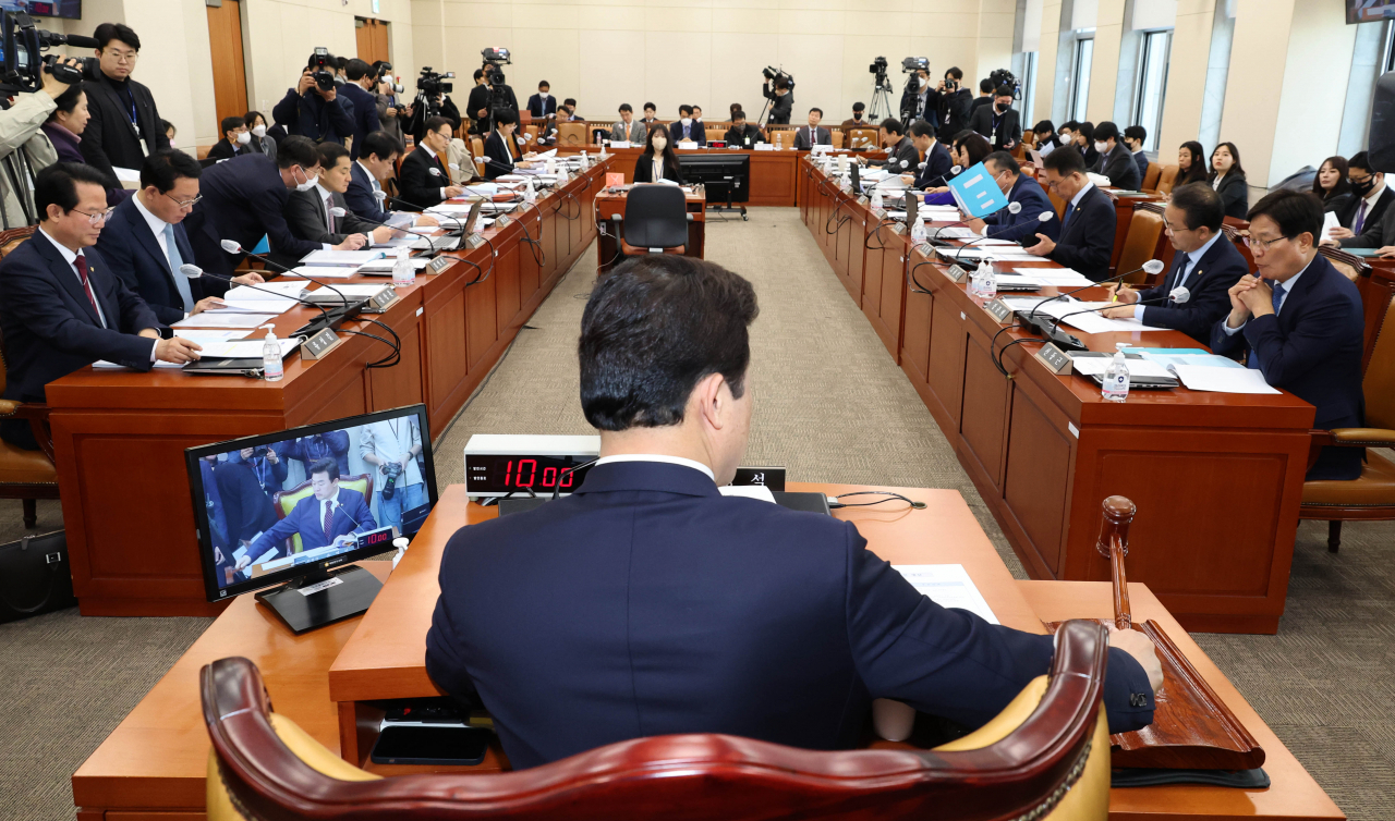 14일 국회에서 열린 기획재정위원회 재정준칙 도입에 관한 공청회에서 윤영석 기획재정위원장이 의사봉을 두드리고 있다. [연합]