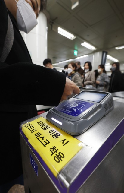 Korea to lift mask mandate for public transport Monday
