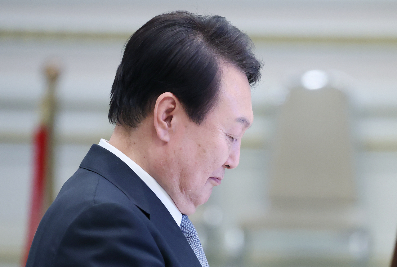 윤석열 대통령이 지난 14일 청와대 영빈관에서 열린 일자리창출 우수기업 최고경영자(CEO)초청 오찬에서 자료를 검토하고 있다. [연합]
