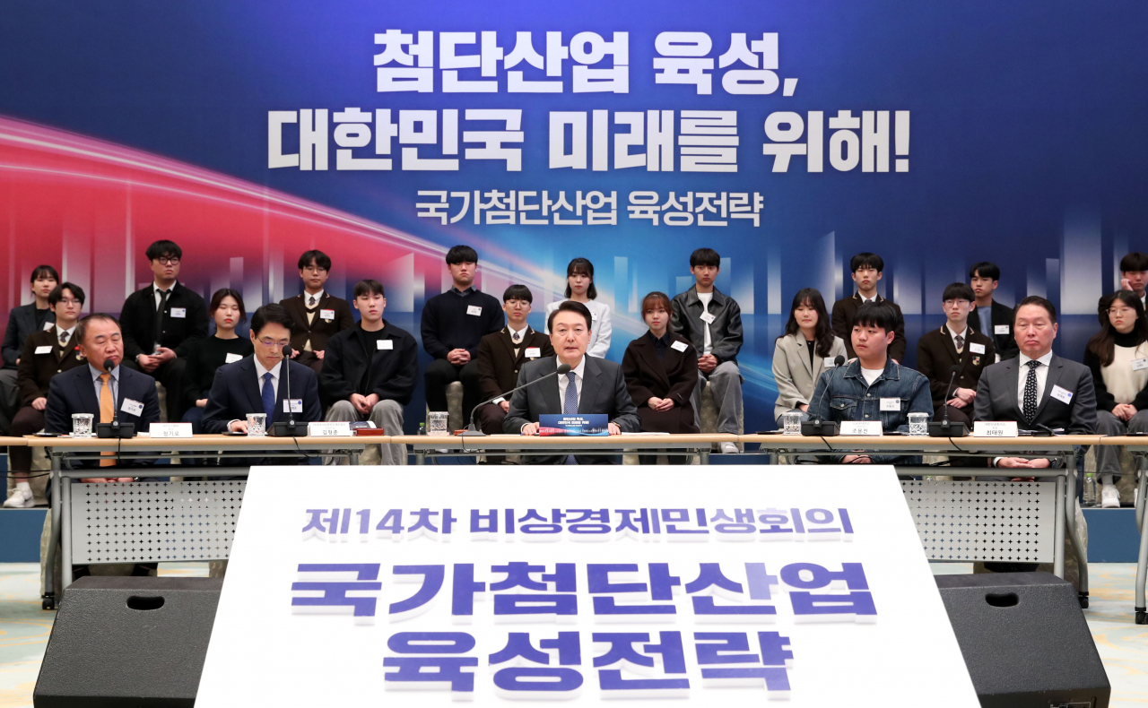 윤석열 대통령이 15일 청와대 영빈관에서 열린 제14차 비상경제민생회의에서 발언하고 있다. [연합]