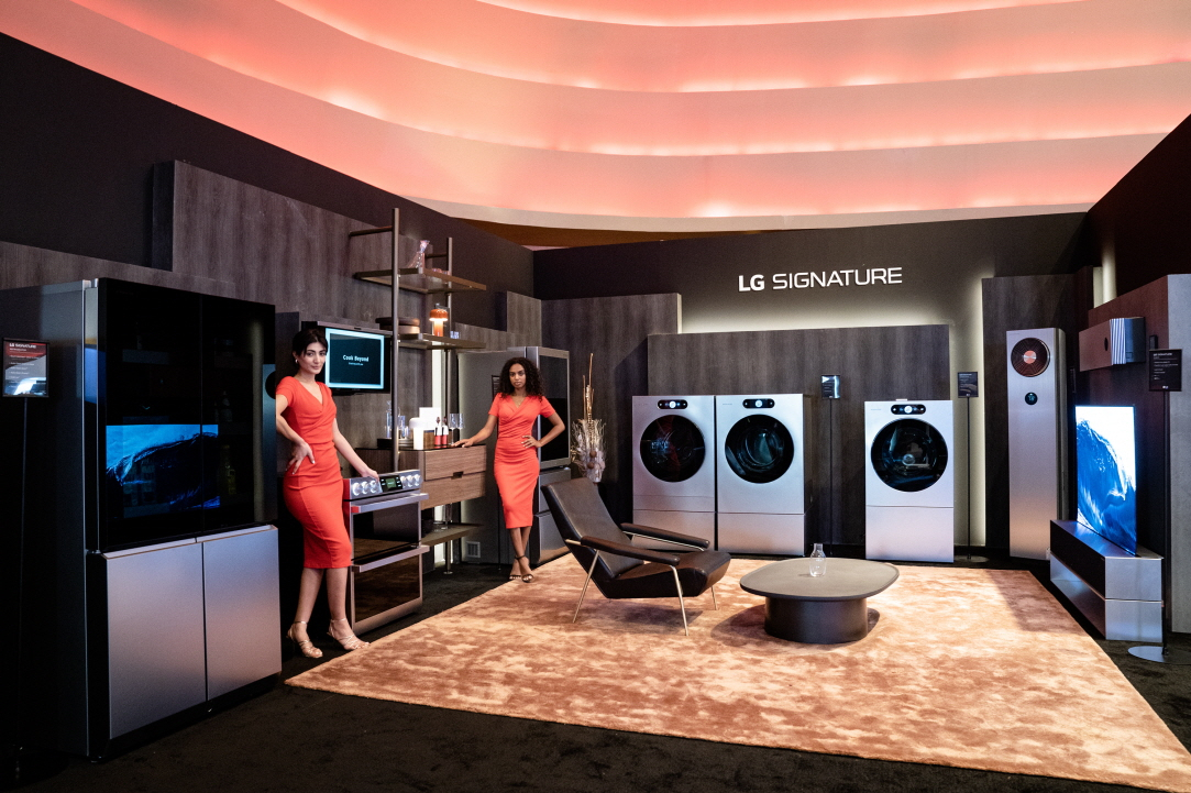 LG전자 모델들이 초프리미엄 생활가전 LG 시그니처 2세대 라인업을 소개하고 있다. [LG전자 제공]