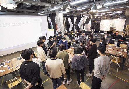 지난 10일 열린 언리얼 엔진 교육 프로그램 UNSEEN 온보딩 현장에서 교육자들이 참여하고 있다. [스마일게이트 제공]