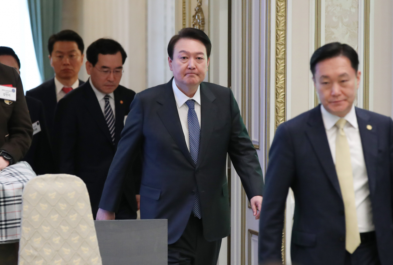 윤석열 대통령이 15일 청와대 영빈관에서 열린 제14차 비상경제민생회의에 입장하고 있다. [연합]