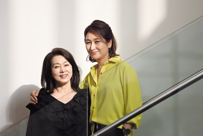 배우 문희경과 왕은숙이 서울시뮤지컬단의 뮤지컬 ‘다시 봄’에서 진숙 역할로 더블 캐스팅돼 관객과 만난다. 더블 캐스팅 된 배우들은 신경전이 치열하나 두 사람에게 그런 모습은 찾아볼 수 없다. 문희경은 “원래 알던 사이라 의지도 많이 되고 든든하다”고 했다. 임세준 기자