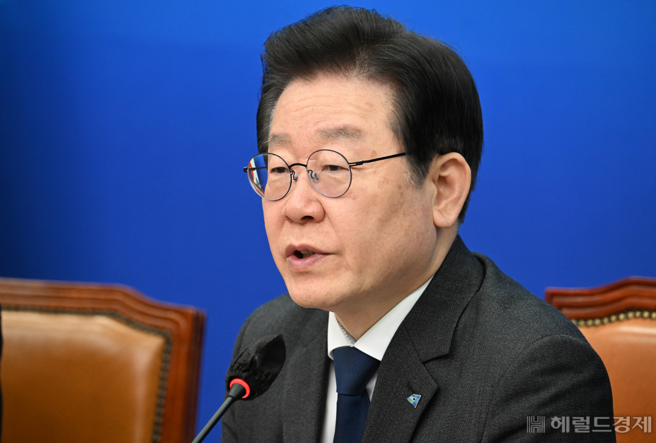 이재명 더불어민주당 대표가 15일 오전 서울 여의도 국회 본청에서 열린 최고위원회의에서 발언 하고 있다. 임세준 기자