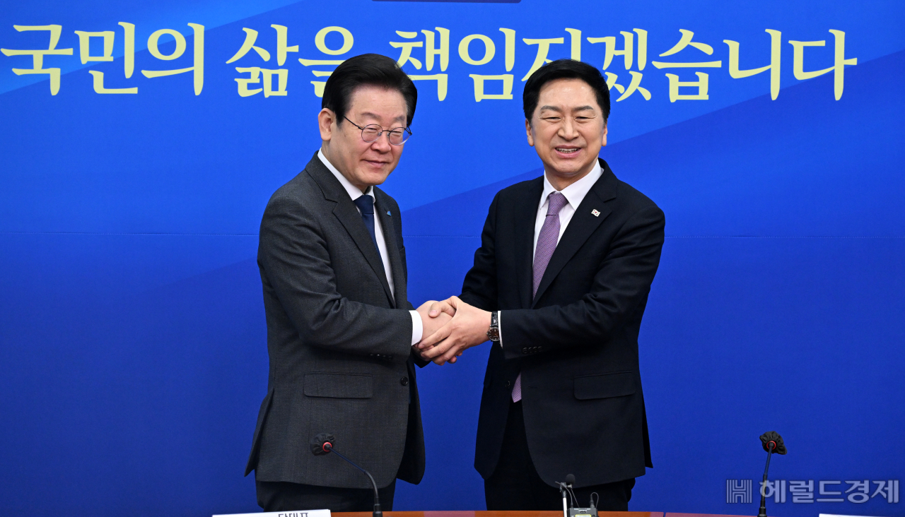김기현(오른쪽) 국민의힘 대표가 15일 서울 여의도 국회 더불어민주당 대표실에서 이재명 더불어민주당 대표를 만나 악수를 하고 있다. 임세준 기자