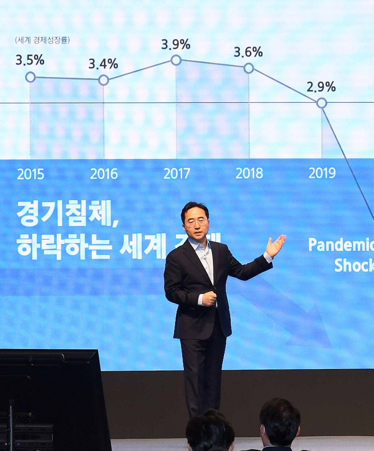 15일 오전 서울 양재동 엘타워에서 열린 제50기 삼성전기 정기 주주총회에서 모습을 드러낸 장덕현 삼성전기 사장 [삼성전기 제공]