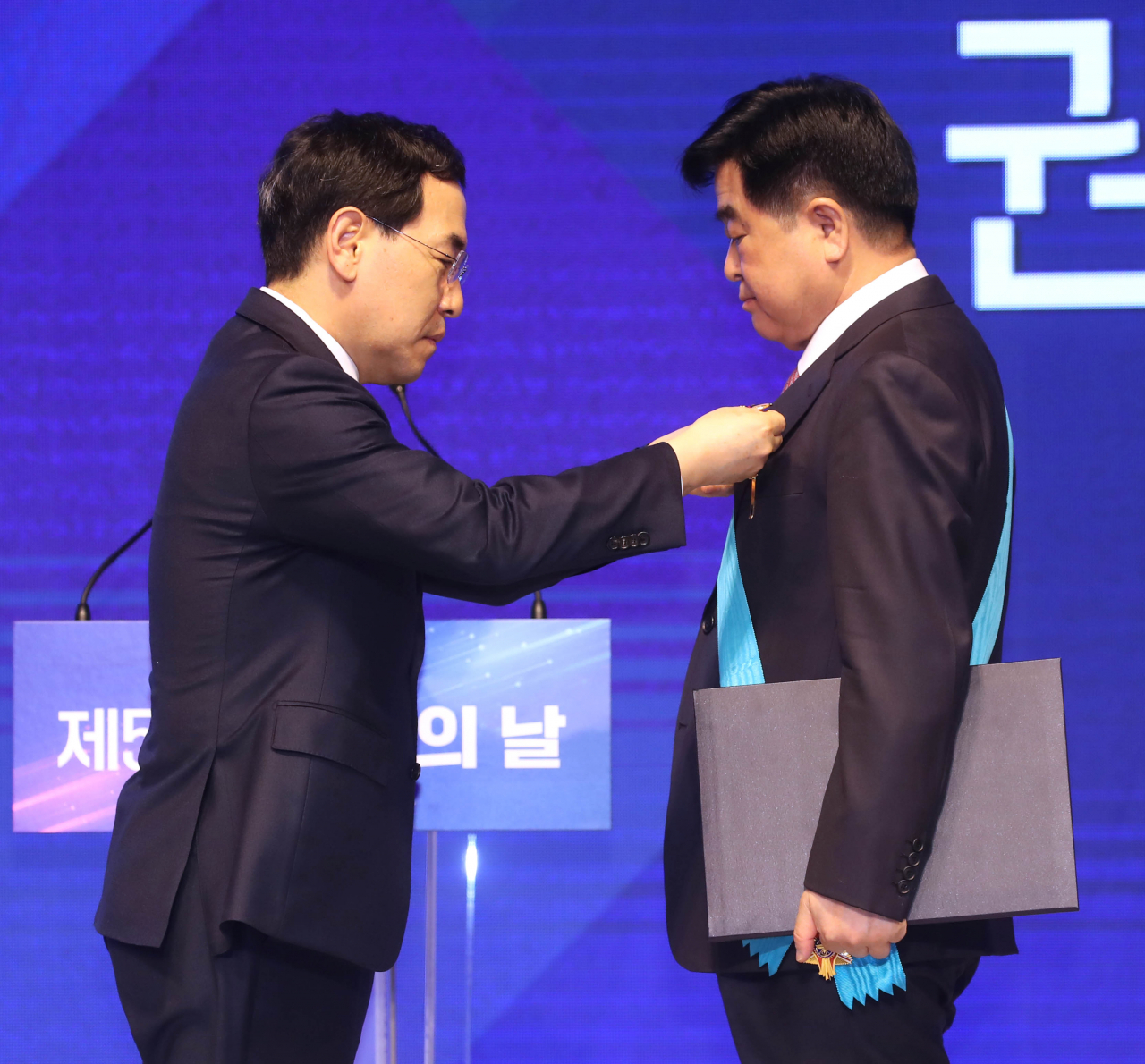 권오갑(오른쪽) HD현대 회장이 15일 대한상공회의소에서 주최한 제50주년 상공의 날 기념식에서 금탐산업훈장을 수상하고 있다. [대한상의 제공]