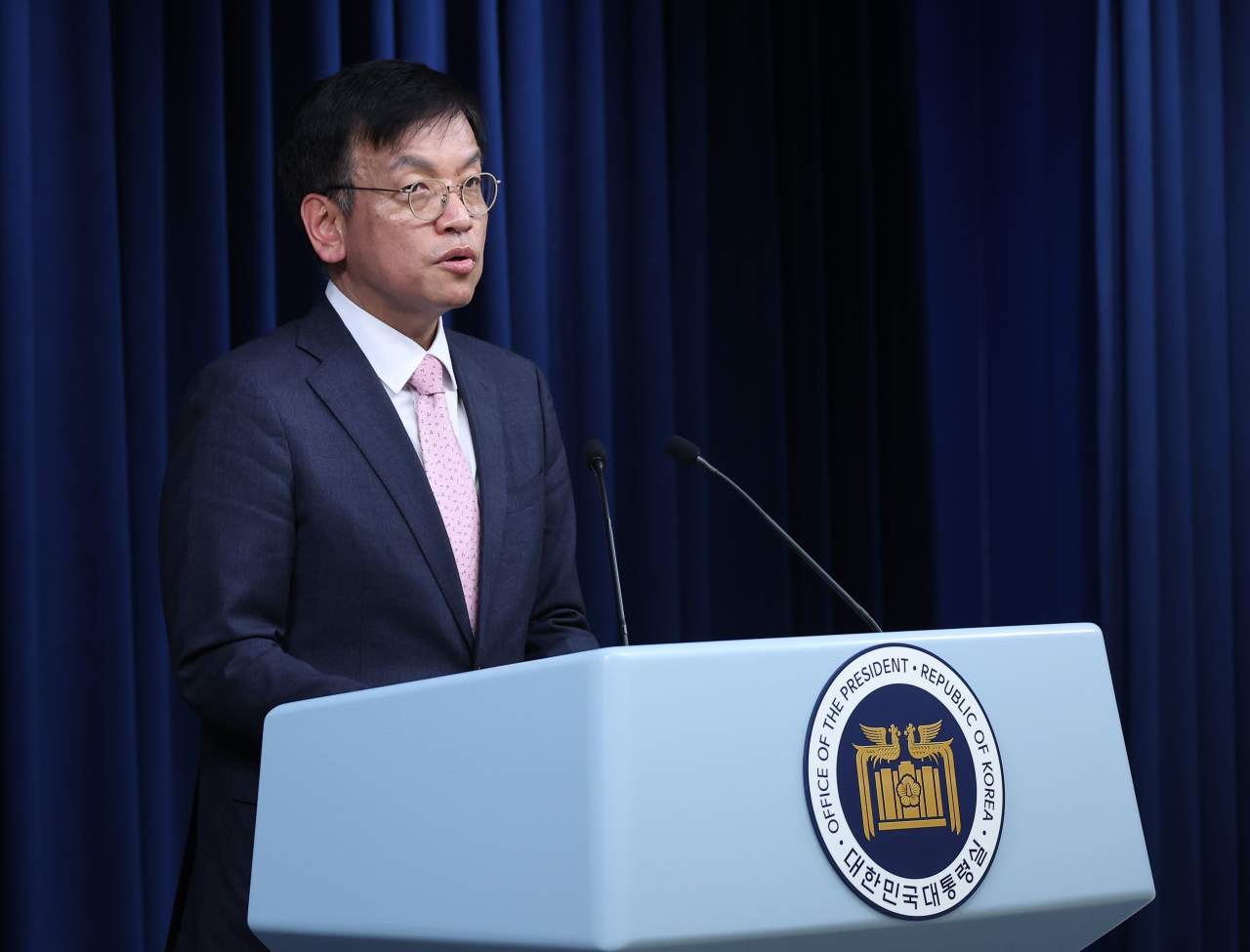 최상목 대통령실 경제수석이 15일 서울 용산 대통령실 청사에서 한일 정상회담의 경제적 의미 등 윤석열 대통령 일본 방문 경제 관련 내용을 브리핑하고 있다. [연합]