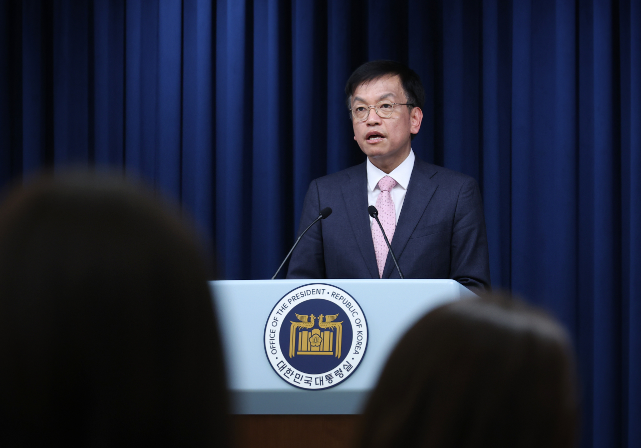 최상목 대통령실 경제수석이 15일 서울 용산 대통령실 청사에서 한일 정상회담의 경제적 의미 등 윤석열 대통령 일본 방문 경제 관련 내용을 브리핑하고 있다. [연합]