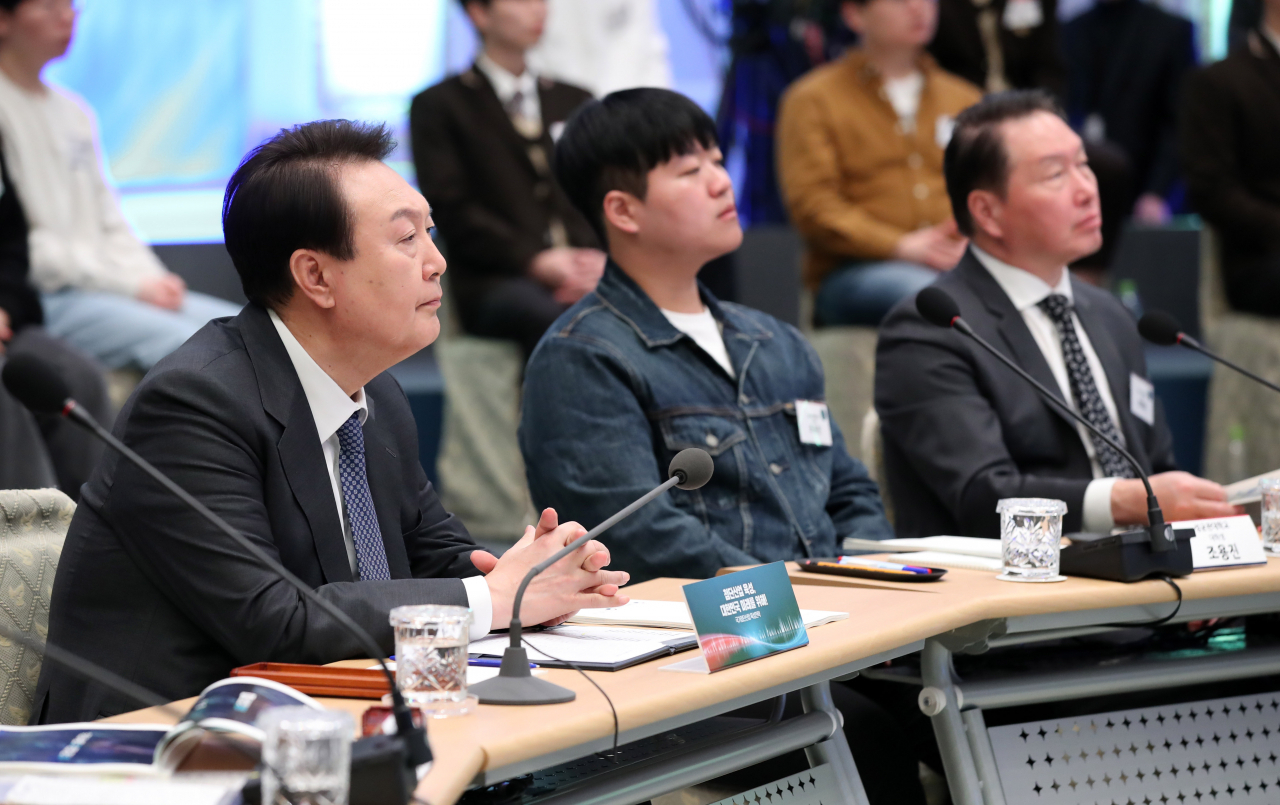 윤석열 대통령이 15일 청와대 영빈관에서 열린 제14차 비상경제민생회의에서 원희룡 국토교통부 장관의 국가첨단산업벨트 추진계획 발표를 경청하고 있다. [연합]