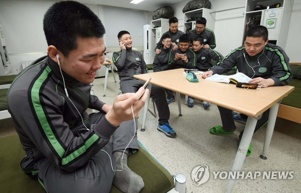 일과 후 휴대전화 사용하는 병사들. [연합]