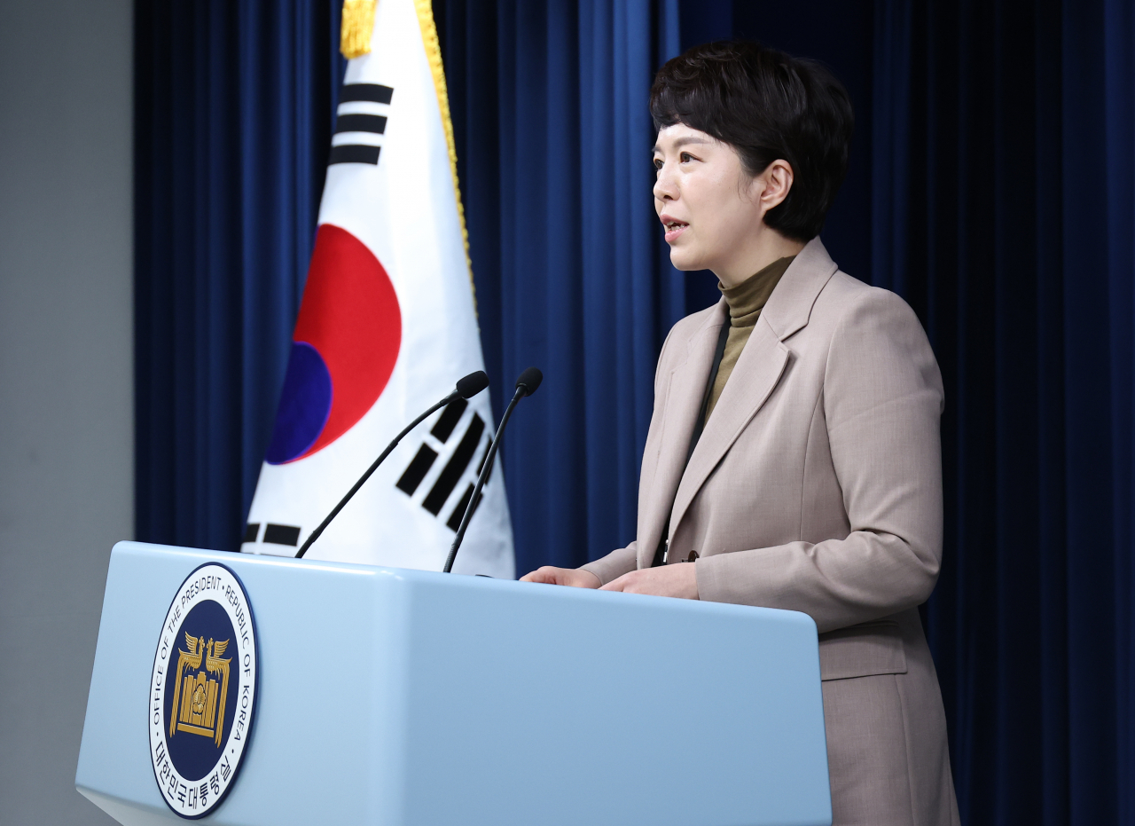 김은혜 대통령실 홍보수석이 15일 서울 용산 대통령실 청사에서 고용노동부가 최근 발표한 근로시간 제도 개편안과 관련한 브리핑을 하고 있다. 이날 브리핑에서 김 수석은 이와 관련해 "주당 최대 근로시간은 노동 약자의 여론을 더 세밀히 청취한 뒤 방향을 잡아야 한다"고 밝혔다. [연합]