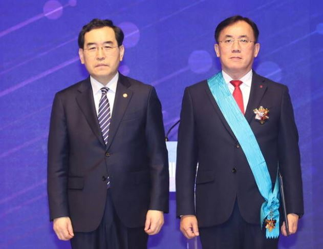 15일 오후 서울 대한상공회의소에서 개최된 '제50회 상공의 날' 기념식에서 금탑산업훈장을 수상한 정철동 LG이노텍 사장(오른쪽)과 이창양 산업통상자원부 장관이 기념사진을 찍고 있다. [LG이노텍 제공]