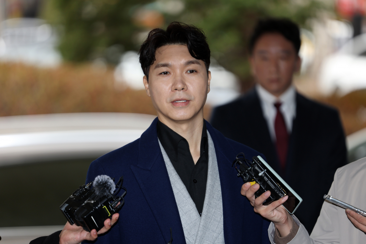 방송인 박수홍이 15일 서울서부지방법원에서 횡령 혐의로 구속기소 된 친형의 속행공판에 증인으로 출석하며 입장을 발표하고 있다. [연합]