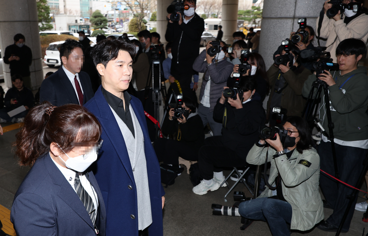 방송인 박수홍이 15일 서울서부지방법원에서 횡령 혐의로 구속기소 된 친형의 속행공판에 증인으로 출석하고 있다. [연합]