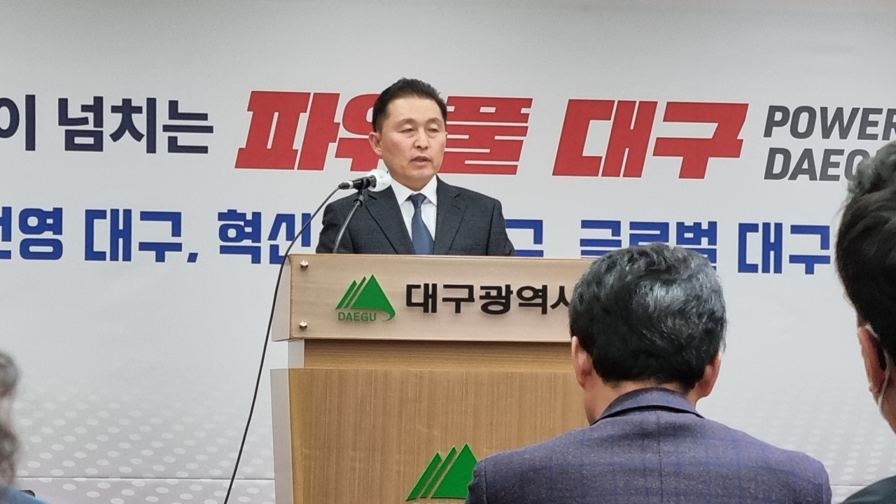 이종화 대구시 경제부시장이 15일 시청 동인청사 브리핑룸에서 제2국가산업단지 유치와 관련, 기자 설명회를 열고 국가산단 조성 방안 등을 설명하고 있다.[사진=김병진 기자]