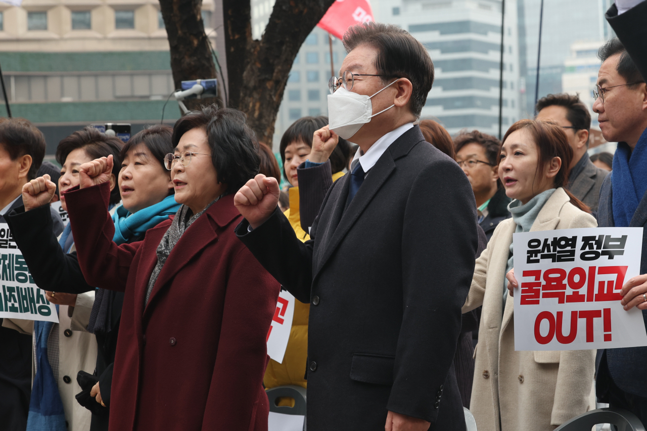 민주당, 지지율 반등에 ‘견강부회 해석’..그간 ‘사법 리스크’ 영향 없었다?[이런정치]