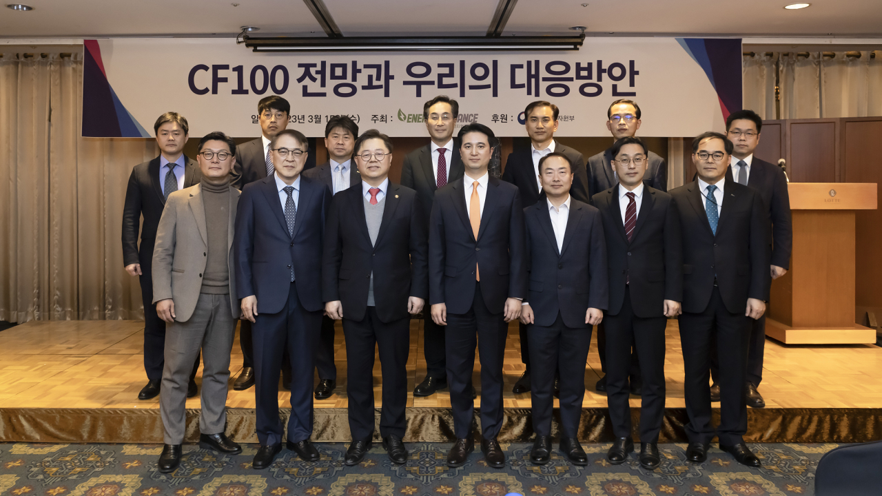 에너지얼라이언스 참여사 관계자들이 5일 서울 소공동 롯데호텔에서 열린 ‘CF100 전망과 우리의 대응방안 토론회’에서 기념촬영을 하고 있다. 첫째줄 왼쪽부터 김성원 GS에너지 부사장, 손양훈 인천대 교수, 박일준 산업통상자원부 2차관, 추형욱 SK E&S 사장, 조홍종 단국대 교수, 이원주 산업통상자원부 국장, 오영권 포스코인터내셔널 상무. 둘째줄 왼쪽부터 장우석 현대경제연구원 실장, 김종우 에너지경제연구원 연구위원, 안윤기 포스코경영연구원 상무, 김기준 고려아연 부사장, 이만섭 효성중공업 전무, 이상준 서울과학기술대 교수. [SK E&S 제공]