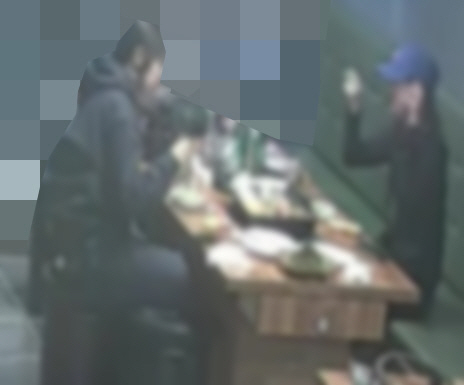 지난 4일 광주 북구 오치동 한 식당에 손님으로 위장한 10대 여성 2명이 술과 음식을 시켜 먹고 있는 모습. [독자제공]