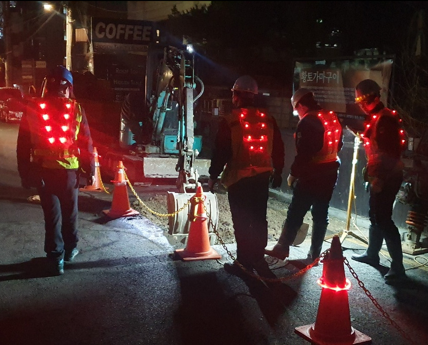 서울시 상수도 야간 공사장에서 안전조끼 ‘아리수 안전지킴이 반딧불’을 입고 작업을 진행하고 있다. [서울시 제공]