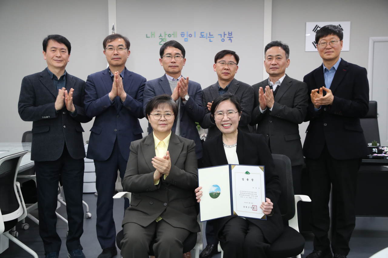이순희 강북구청장(앞줄 왼쪽)과 최정희 서울시의회 도시계획전문위원. [강북구 제공]