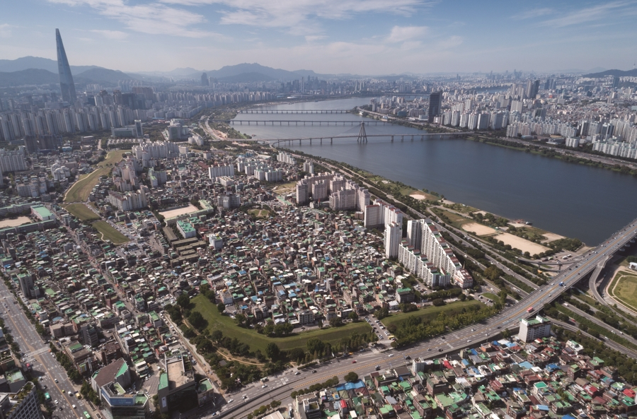 서울 송파구는 문화재 규제 정책을 고수하는 문화재청의 ‘풍납토성 보존‧관리 종합계획’ 수립‧고시에 대해 16일 헌법재판소에 권한쟁의심판을 청구했다. 사진은 송파구 풍납동 전경. [송파구 제공]