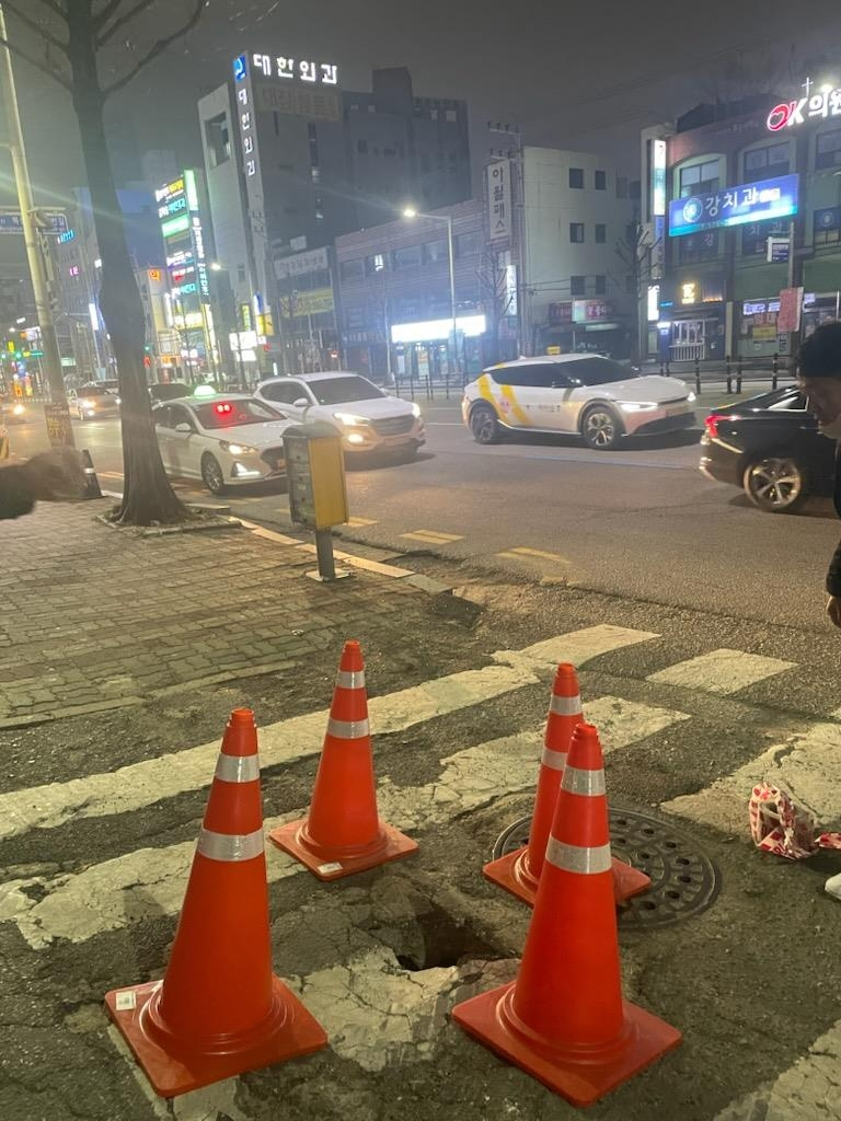 광주 북구 한 도로에 원인모를 싱크홀이 생겼다.