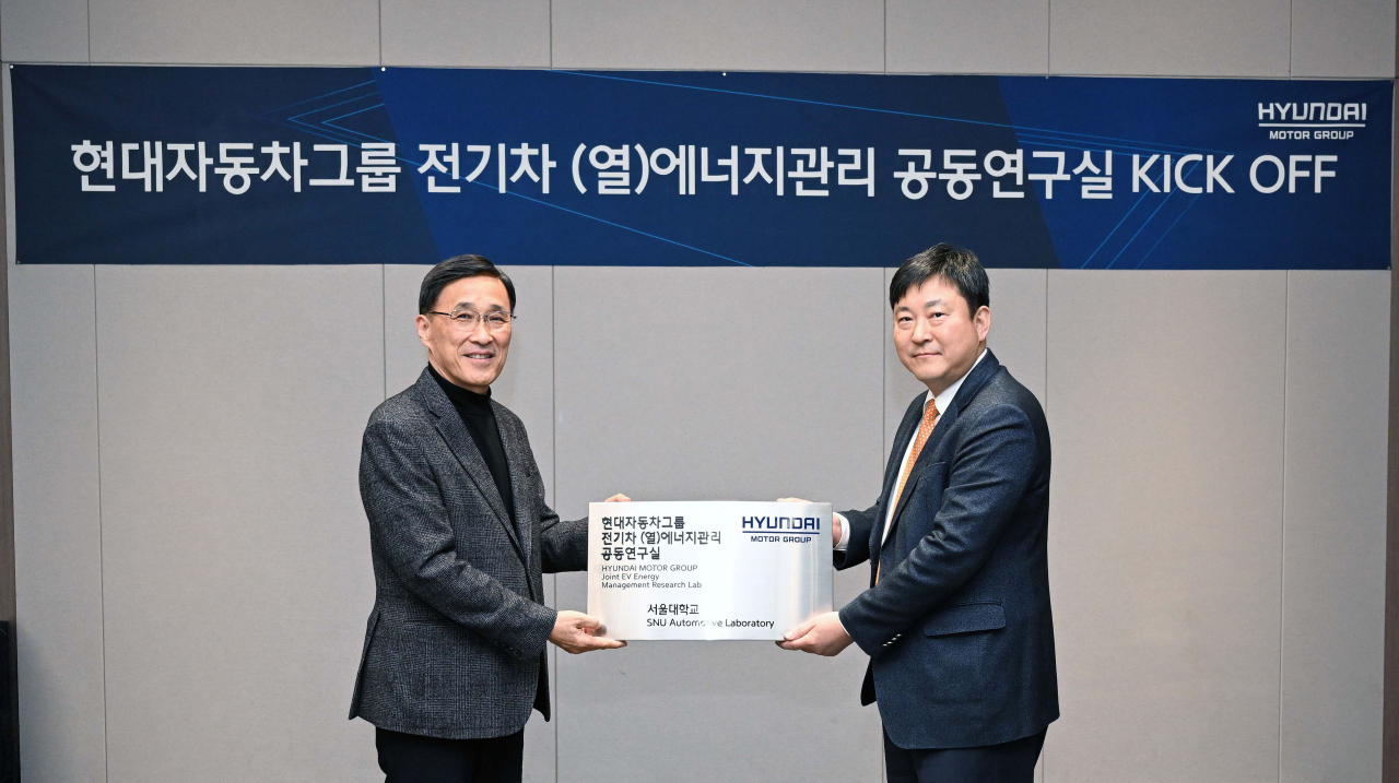 박정국 현대차·기아 연구개발본부장 사장이 지난 15일 서울 관악구에 위치한 서울대학교 교수회관에서 김재영 서울대 연구부총장에게 현판을 전달하고 있다. [현대차 제공]