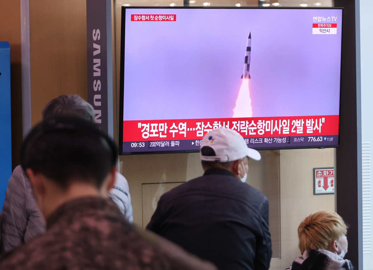 지난 13일 서울역 TV에서 북한 미사일 발사 뉴스를 시청하고 있는 시민들의 모습 [연합]