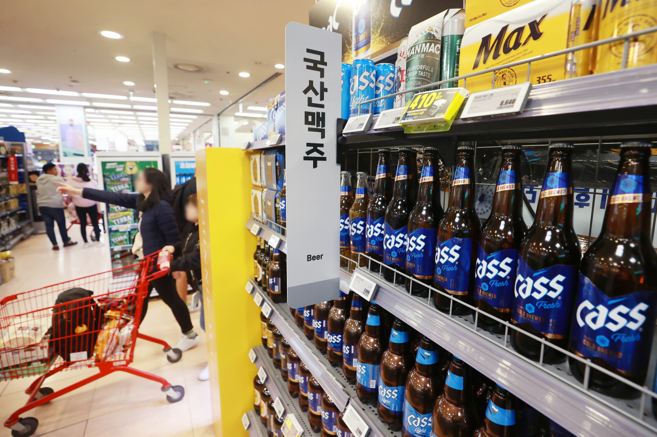 지난 13일 서울 시내 한 대형마트에 맥주가 진열되어 있다. 기획재정부에 따르면 정부는 물가 상승에 따라 자동으로 세금이 올라가는 현재의 맥주·탁주 종량세 물가연동제를 물가가 올라도 맥주·탁주에 붙는 주세가 인상되지 않도록 종량세 물가연동제를 폐지하고, 세금을 일정 기간 일정 수준으로 고정하는 방안을 검토하기로 했다. [연합[