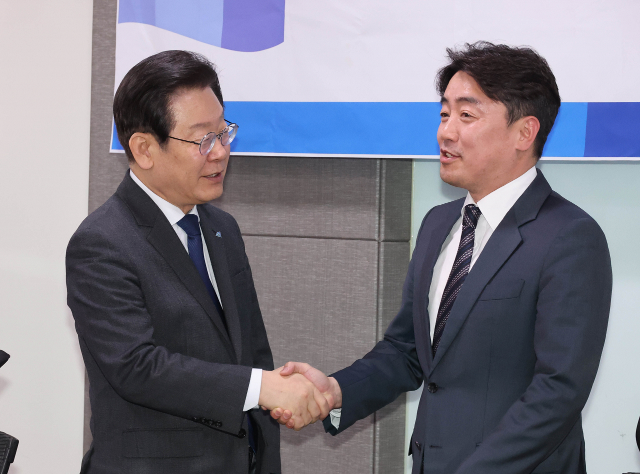 이재명 더불어민주당 대표가 15일 국회 의원회관에서 열린 더좋은미래-당대표 간담회에서 더좋은미래 대표인 강훈식 의원과 인사하고 있다. [연합]