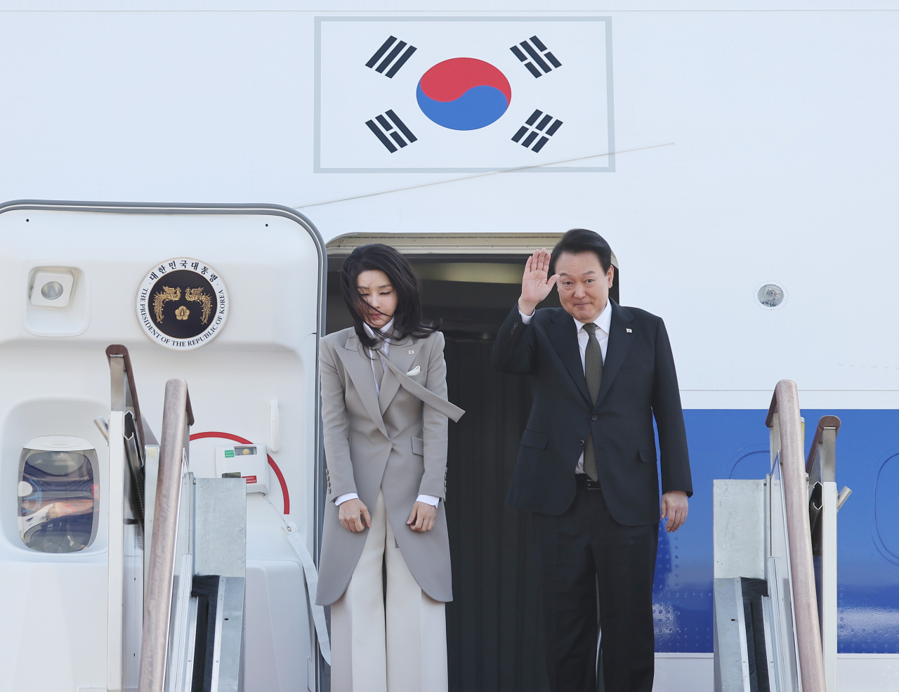 1박2일 일정으로 일본을 방문하는 윤석열 대통령과 김건희 여사가 16일 오전 성남 서울공항에서 공군1호기 탑승에 앞서 환송객들에게 인사하고 있다. [연합]