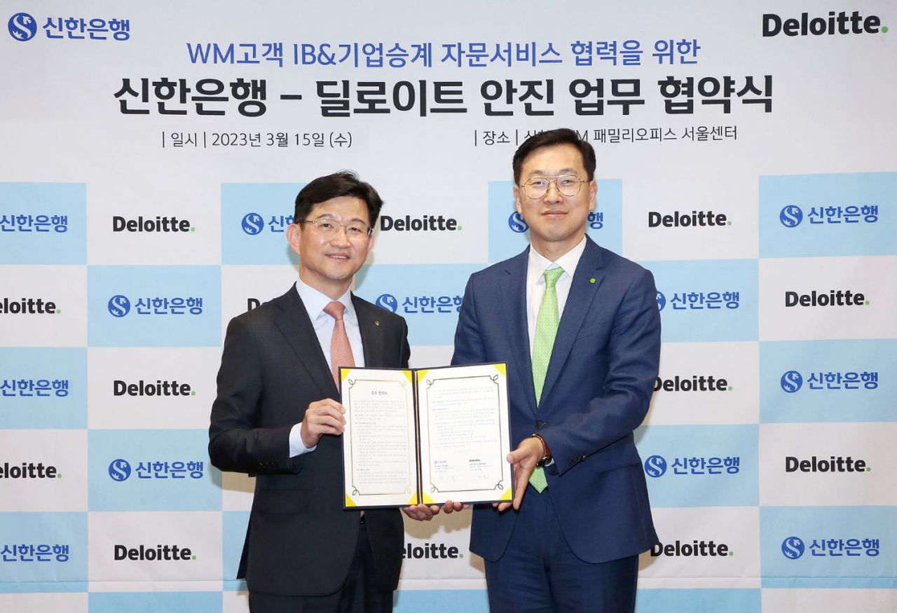 딜로이트 안진은 15일 신한은행과 서울 중구 신한은행 본점에서 ‘신한은행 고객을 위한 재무자문 서비스 제공 관련 업무협약(MOU)’을 체결했다고 16일 밝혔다. 사진 왼쪽부터 문진규 신한은행 WM본부 본부장, 길기완 딜로이트 안진 재무자문본부장. [신한은행 제공]
