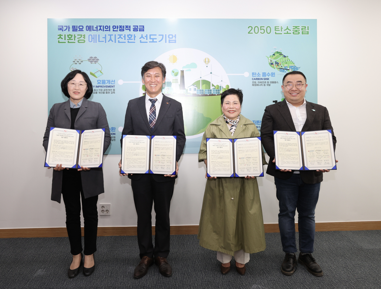 지난 15일 오후 울산시 중구 한국동서발전 본사에서 한국동서발전이 울산시와 5개 구·군 육아종합지원센터·울산어린이집연합회·새활용연구소와 ‘친환경 자원순환과 탄소중립 실천을 위한 공동협력 업무협약’을 체결하고 있다. (왼쪽부터) 박초아 울산중구육아종합지원센터 센터장, 김영문 한국동서발전 사장, 박현숙 울산시어린이집연합회 연합회장. [사진=한국동서발전]