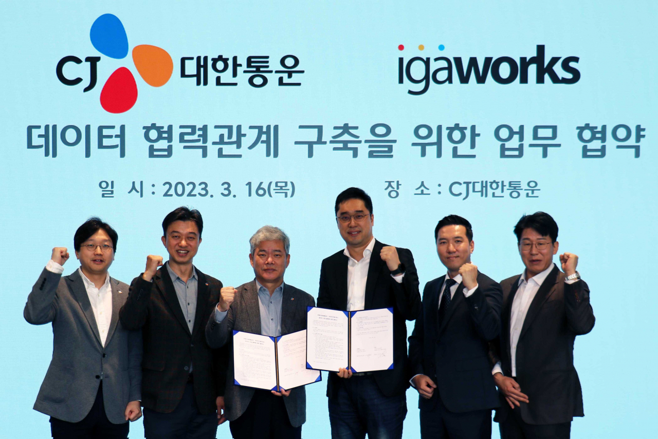 이종훈(왼쪽부터) CJ대한통운 전략기획실장, 김경훈 CJ대한통운 TES물류기술연구소장, 신영수 CJ대한통운 택배·이커머스 부문 대표, 마국성 아이지에이웍스 대표, 손광래 아이지에이웍스 최고전략책임자, 이철환 아이지에이웍스 마케팅클라우드 본부장이 16일 ‘데이터 협력관계 구축을 위한 업무협약’을 체결한 후 기념 촬영을 하고 있다. [CJ대한통운 제공]