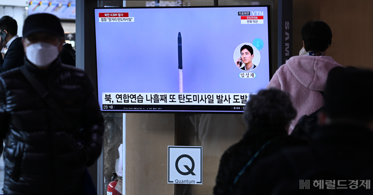 한일정상회담이 예정된 16일 북한이 탄도미사일을 동해상으로 발사한 가운데 서울역 대합실에서 시민들이 관련 뉴스를 시청하고 있다. 임세준 기자