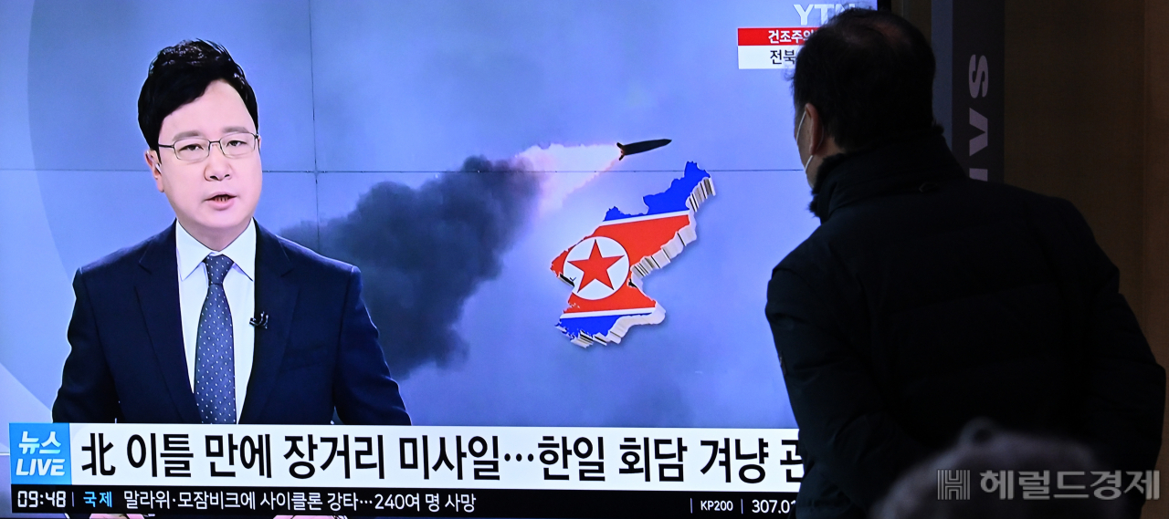 한일정상회담이 예정된 16일 북한이 탄도미사일을 동해상으로 발사한 가운데 서울역 대합실에서 시민들이 관련 뉴스를 시청하고 있다. 임세준 기자