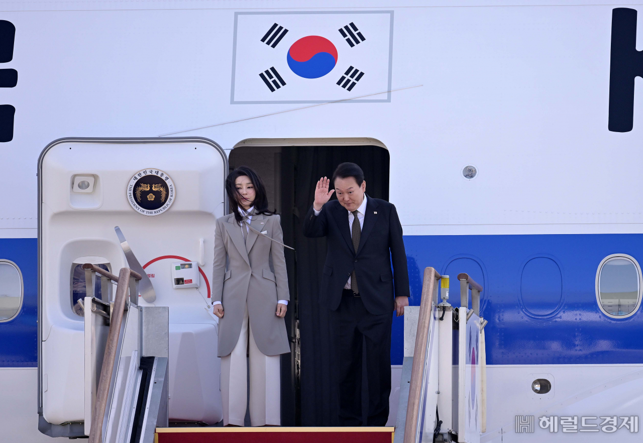1박 2일간 일본순방에 나서는 윤석열 대통령과 부인 김건희 여사가 16일 경기도 성남 서울공항에서 공군 1호기 탑승 전 손 흔들어 인사하고 있다. 이상섭 기자