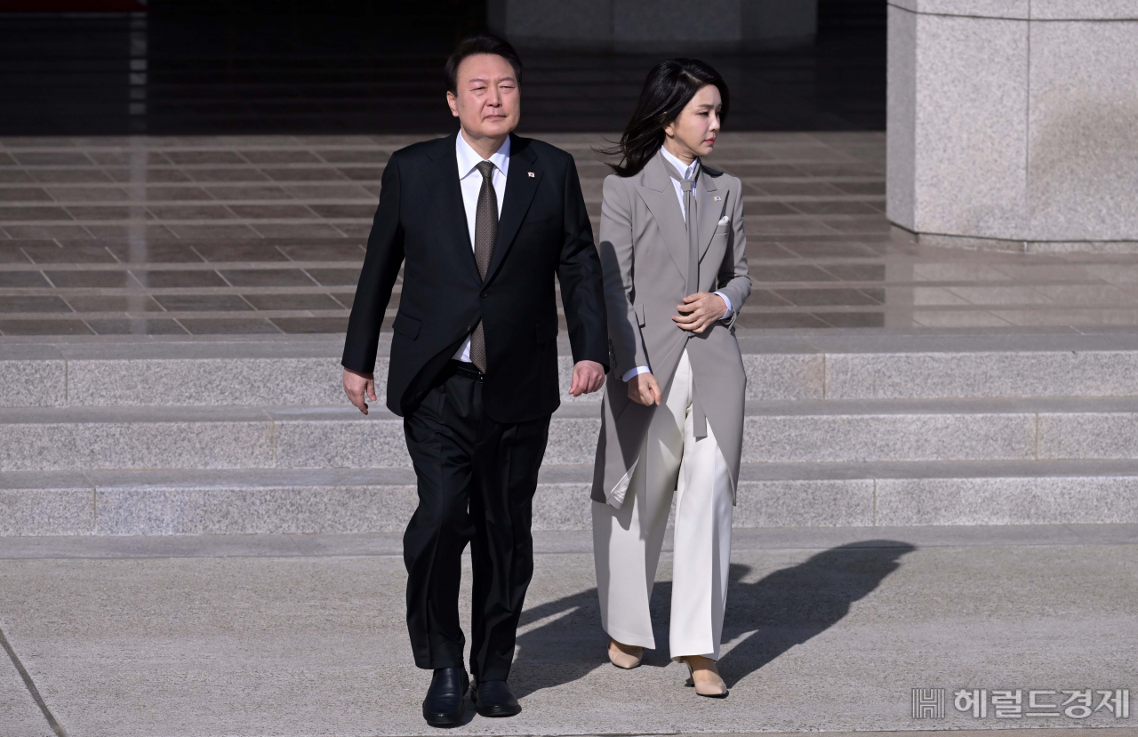 1박 2일간 일본순방에 나서는 윤석열 대통령과 부인 김건희 여사가 16일 경기도 성남 서울공항에서 공군 1호기 탑승하고 있다. 김건희 여사 역시 기시다 총리의 배우자 기시다 여사와 친교 행사 등을 진행했다. 이상섭 기자