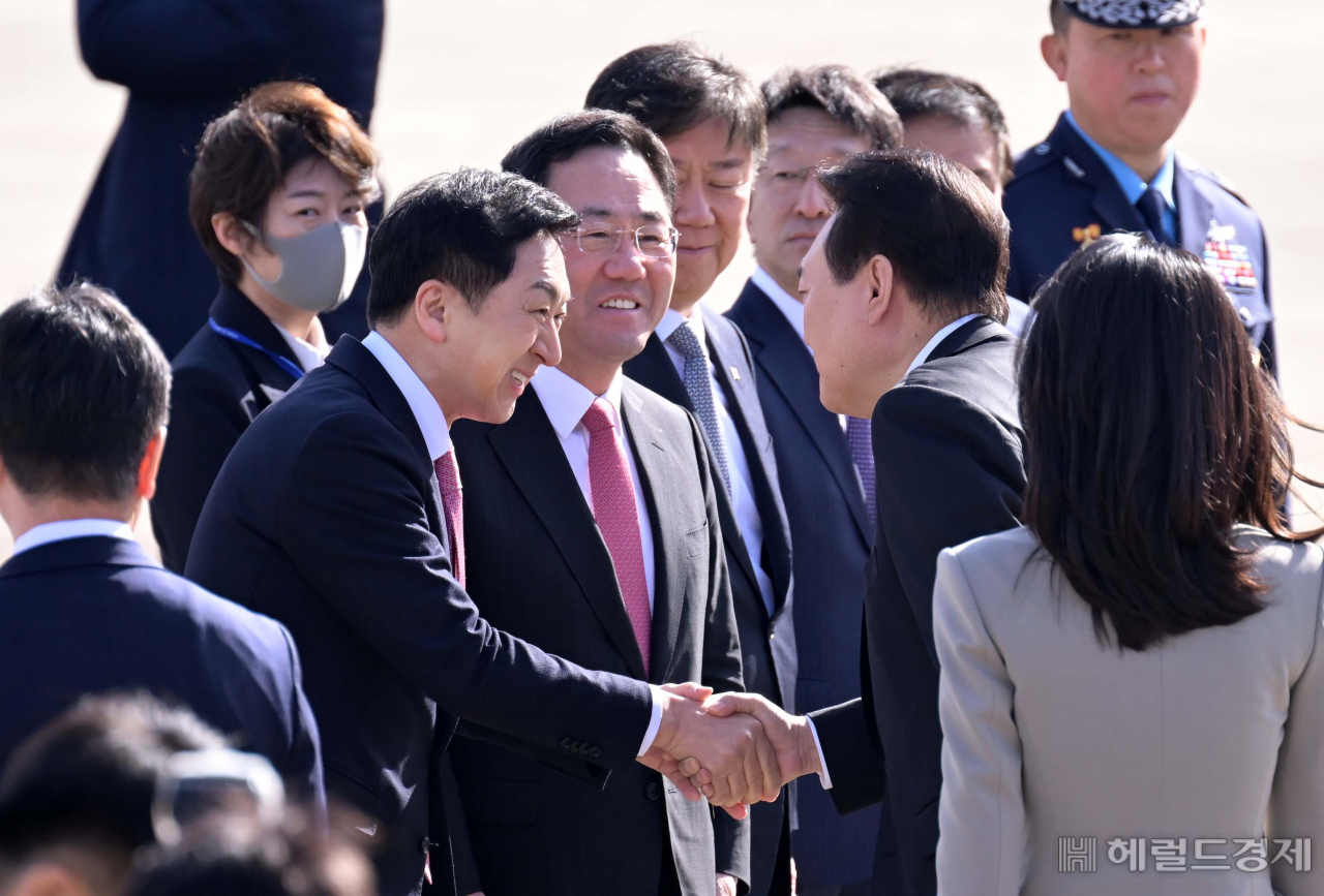 윤석열 대통령이 16일 경기도 성남 서울공항에서 환송나온 김기현 국민의힘 대표와 악수를 하고 있다. 이상섭 기자