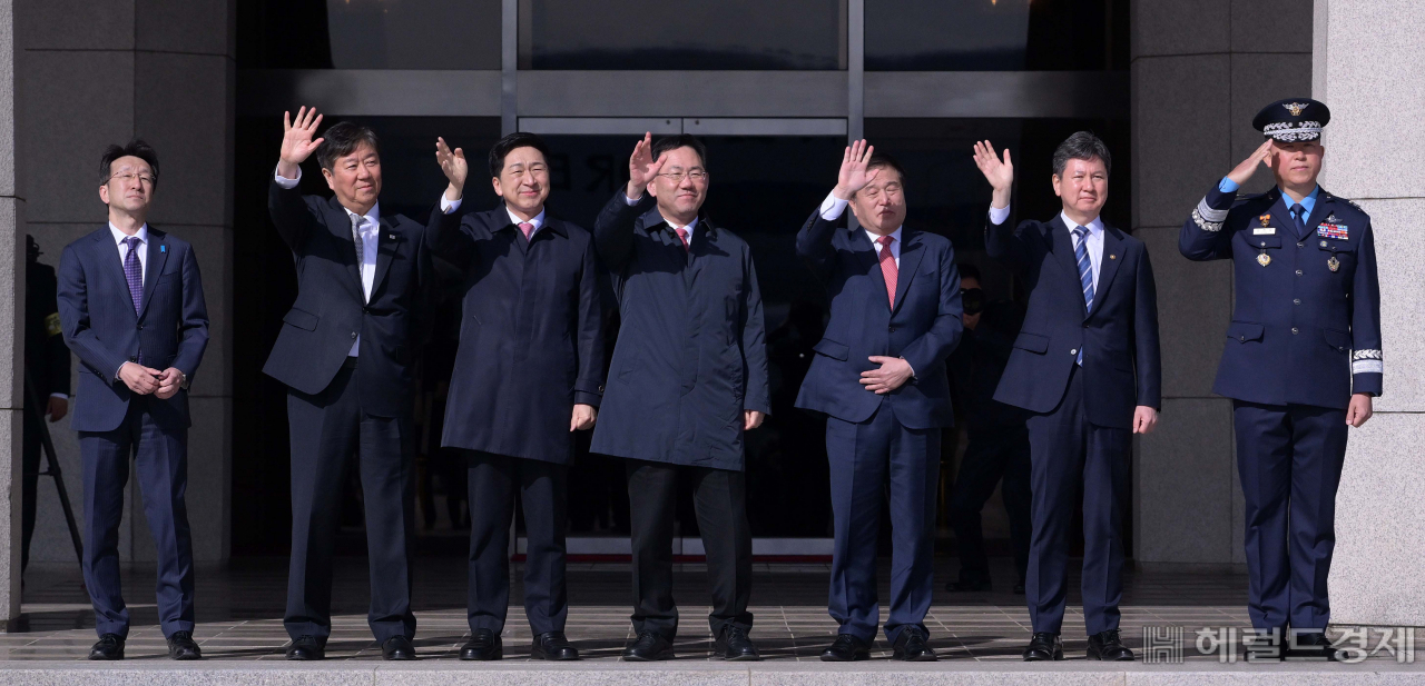 김기현 국민의힘 대표와 김대기 대통령실 비서실장, 주호영 원내대표와 이진복 대통령실 정무수석이 16일 경기도 성남 서울공항에서 윤석열 대통령을 환송하고 있다. 이상섭 기자