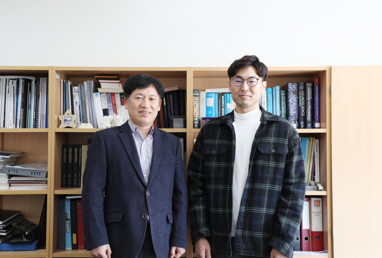 서병창(왼쪽) DGIST 뇌과학과 교수와 김용석 석박사 통합과정생.[DGIST 제공]