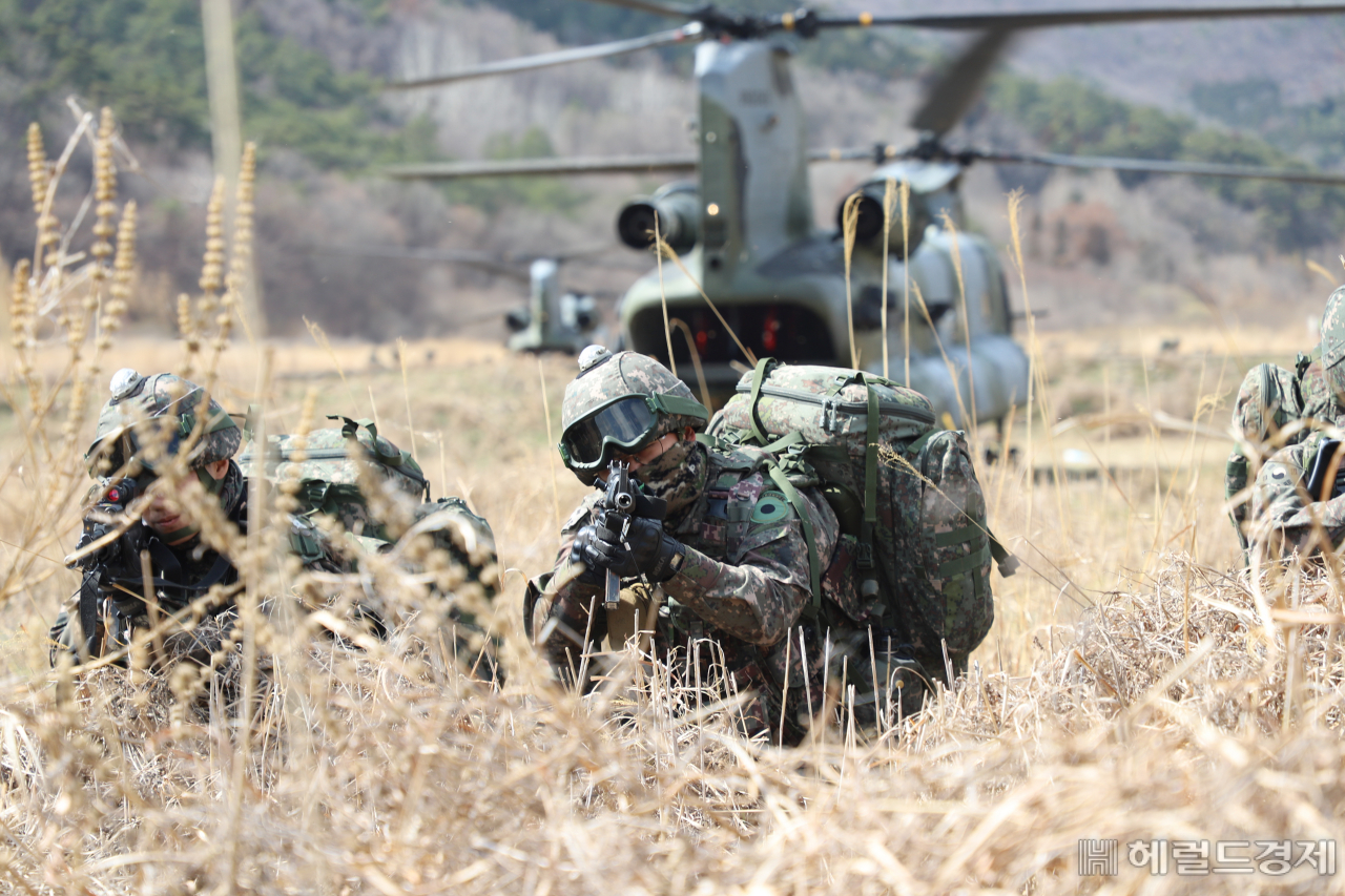 13일부터 17일까지 전남 장성 일대에서 2023 FS/TIGER 연습의 일환으로 대규모 공정·공중강습훈련을 실시 중인 육군2신속대응사단 장병들이 CH-47 헬기(시누크)에서 이탈하여 목표지점으로 신속히 이동하고 있다. 사진=육군제공