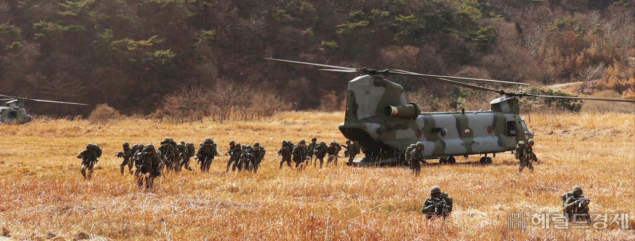 13일부터 17일까지 전남 장성 일대에서 2023 FS/TIGER 연습의 일환으로 대규모 공정·공중강습훈련을 실시 중인 육군2신속대응사단 장병들이 CH-47 헬기(시누크)에서 이탈하여 목표지점으로 신속히 이동하고 있다. 육군제공